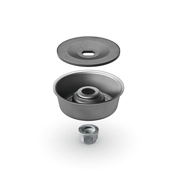 Sestava tří kovových dílů – plochý kruhový kotouč s otvorem, kulatá forma s vyvýšeným středem a šestihranná matice.