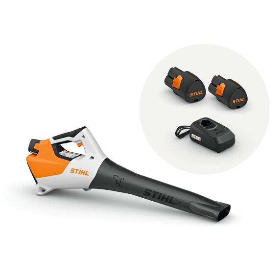 Akumulátorový foukač listí STIHL s nabíječkou a dvěma bateriemi pro bezdrátový provoz.