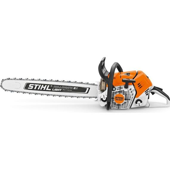 Motorová pila s dlouhým řetězovým lištou určená k řezání dřeva, model STIHL MS 500i s označením Rollomatic ES Light.