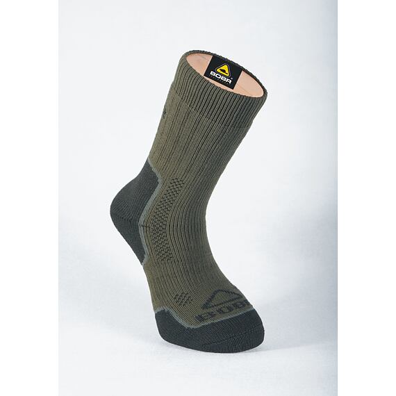 Pružná turistická ponožka s vyšším lemem a zesílenou patou a špičkou určená pro zvýšený komfort a odolnost při outdoorových aktivitách.