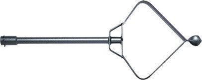 Ruční provzdušňovač půdy s držadlem a kovovým kvadratickým rámem určený k běžné zahradní práci.