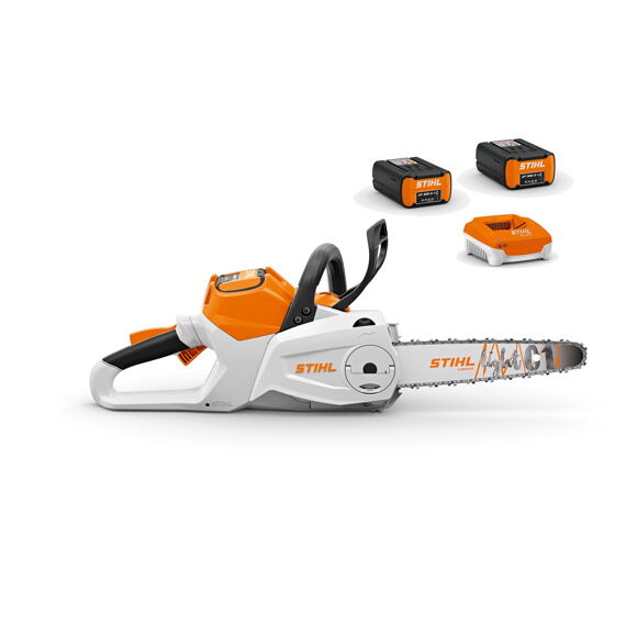 Akumulátorová motorová pila STIHL s lehkým designem, doplněná o dvě baterie a nabíječku pro bezdrátový provoz.