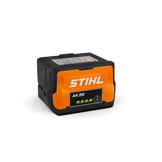 Akumulátor STIHL AK 20 s indikátorem nabití a modelem uvedeným na přední straně.