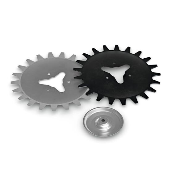 Dva ozubené kola s trojúhelníkovým výřezem uprostřed a kovový kotouč s otvorem ve středu, všechny tři součásti pravděpodobně mechanického zařízení.