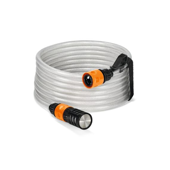 Svázaná zahradní hadice s plastovými spojkami a nastavitelnou tryskou pro zavlažování.