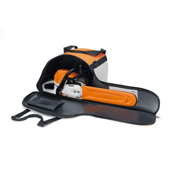 Motorová pila značky Stihl s krytem na řetěz uložená v ochranném přenosném obalu.