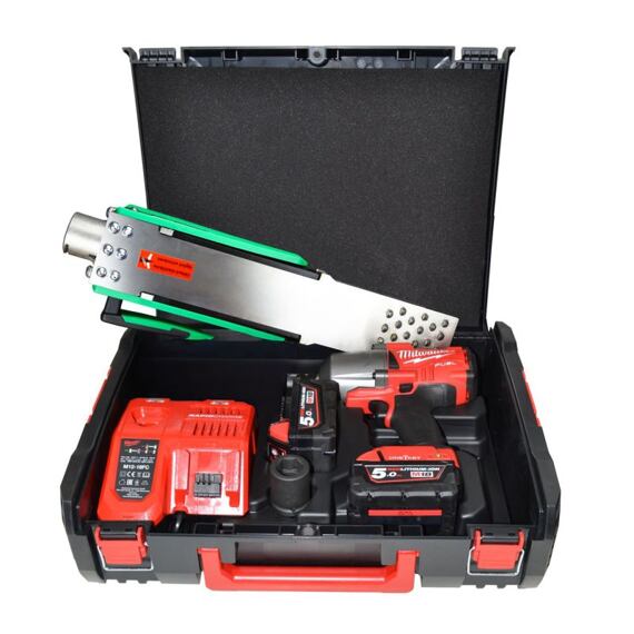 Sada elektrického nářadí včetně aku ráčny, baterie, nabíječky a speciálního nástavce v plastovém kufru.