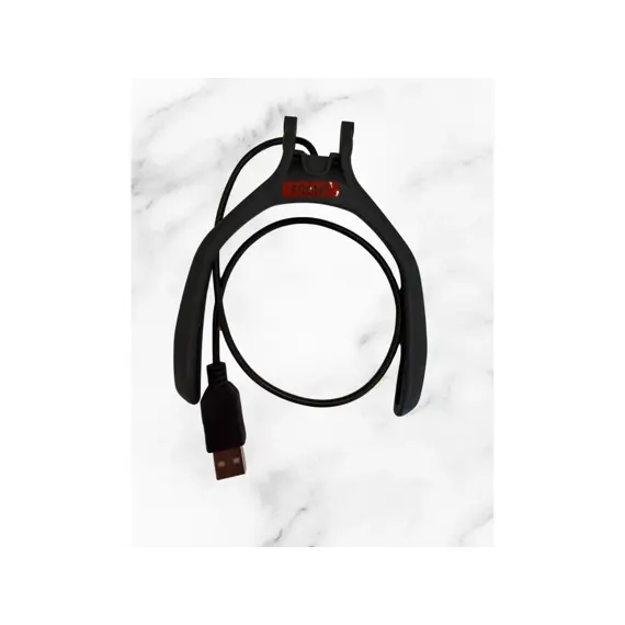 Nabíjecí kabel s USB konektorem připojený k držáku označenému "FRONT".