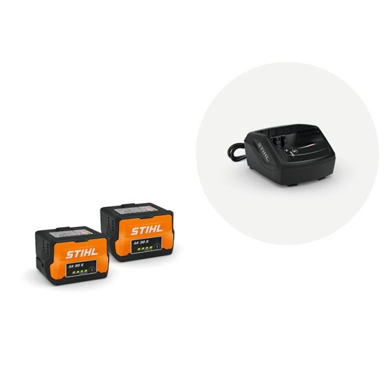 Dvě nabíjecí baterie STIHL AK 30 S vedle nabíječky baterií STIHL.