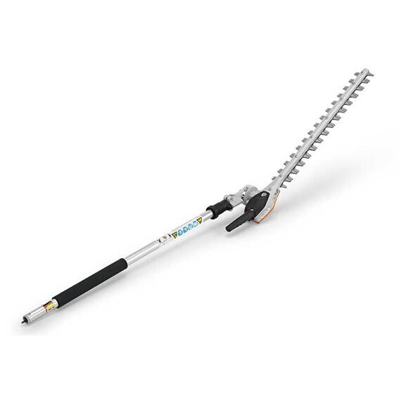 Motorové zahradní nůžky s teleskopickou rukojetí určené k zastřihování větví ve větší výšce.