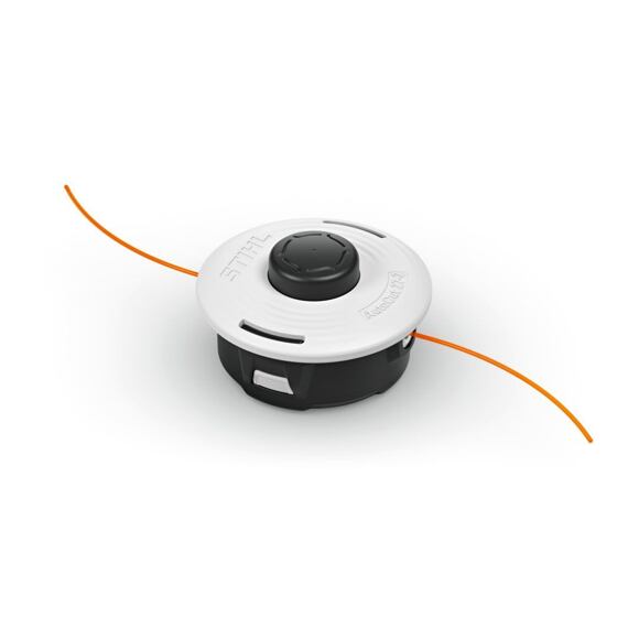 Žací hlava se dvěma vystupujícími strunami určená k vyžínači, umožňující automatické podávání struny při sečení trávy a plevele.