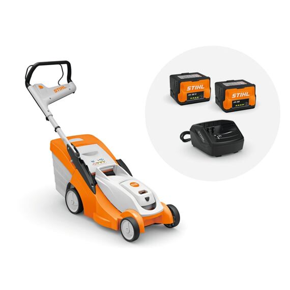 Aku sekačka na trávu STIHL s rukojetí pro snadné vedení, dvěmi bateriemi a nabíječkou.