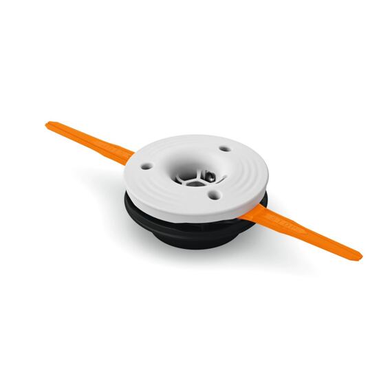 Kotouč se dvěma protilehlými ostřími a středovým otvorem pro upevnění, určený jako náhradní díl pro zahradní strunovou sekačku.