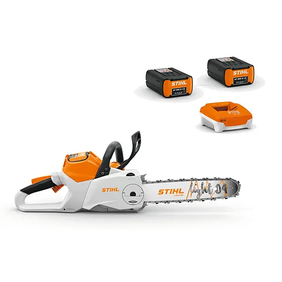 Akumulátorová motorová pila STIHL s dvěma bateriemi a nabíječkou.