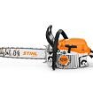 Benzínová motorová pila STIHL MS 261 C s kovovým řetězovým listem označeným Light 04 určená pro řezání dřeva.