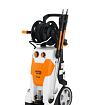 Vysokotlaký čistič Stihl RE 282 Plus s koly, hadicí namotanou na navijáku a dvěma tryskami upevněnými po straně.