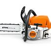Přenosná motorová pila STIHL MS 251 C s řetězovou lištou a ergonomickou rukojetí určená k řezání dřeva.