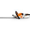 Akumulátorové elektrické nůžky na živý plot značky STIHL s dlouhou čepelí a ergonomickými rukojeťmi pro komfortní střih živých plotů.
