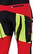 Detail kalhot s kapsami a odvětráváním, určených pro práci s motorovou pilou, s reflexními prvky a bezpečnostní ochranou.