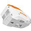 Baterie značky Stihl určená pro zahradní elektrické nářadí, připojená k ručnímu držadlu.