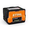 Dobíjecí lithium-iontová baterie STIHL AK 30 S s indikátorem stavu nabití určená pro akumulátorové zahradní nářadí.