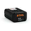 Nabíjecí lithium-iontová baterie STIHL AP 20 s indikátorem stavu nabití určená pro zahradní a lesní nářadí.