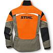 Zadní pohled na pracovní bundu s nápisem STIHL vhodnou pro ochranu při práci v lesnictví nebo zahradnictví.