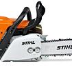 Benzínová motorová pila STIHL s řetězem určená na řezání dřeva.