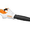 Akumulátorový foukač listí značky STIHL s ergonomickou rukojetí a dlouhou tryskou pro přesné nasměrování vzduchu.