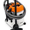 Průmyslový vysavač STIHL s nastavitelnou sací hadicí a nástavci, kompaktní a mobilní design vhodný pro mokré i suché čištění.