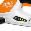 Část elektrického zahradního nářadí STIHL HSA 45 s držadlem, spínačem a indikátorem nabití baterie.