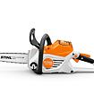 Akumulátorová motorová pila STIHL MSA 160 C s řetězem a ergonomickou rukojetí pro řezání dřeva.