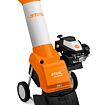 Benzínový zahradní drtič větví STIHL GH 370 S s motorem, dvěma koly pro snadnou manipulaci a širokým násypem pro větve.