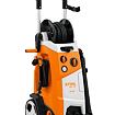 Tlaková myčka STIHL RE 170 PLUS s kolečky, držákem hadice a ovládacími prvky na přední straně.