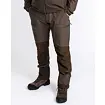 Pánské outdoorové kalhoty s zesílenými koleny a více kapsami, vhodné pro turistiku a práci v terénu, doplněné o pevné turistické boty.