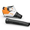 Akumulátorový foukač listí značky Stihl s odnímatelnou prodlužovací trubicí pro lepší přesnost a dosah foukání.
