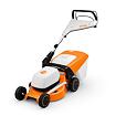 Akumulátorová zahradní sekačka STIHL s kolečky a sběrným košem na trávu.