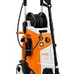 Vysokotlaký čistič STIHL RE 150 s koly, držadlem a navinutou hadicí pro čištění tvrdých povrchů.
