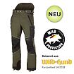 Lovecké kalhoty s integrovaným opaskem a zesílenými koleny, určené pro ochranu při lovu; doprovázeno štítky s nápisem "NEU", logem Wild Protection s divočákem a informací o testu v časopise Wild und Hund z roku 2018.