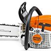 Motorová řetězová pila STIHL MS 261 určená k řezání dřeva.