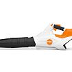 Ruční akumulátorový foukač listí s ergonomickou rukojetí a dlouhou tryskou značky STIHL.