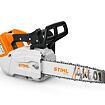 Motorová pila STIHL Light 01 s bezpečnostními nálepkami a řetězem určená pro řezání dřeva.