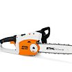 Elektrická řetězová pila Stihl MSE 210 C s prodlouženým lištovým řetězem a ergonomickými úchyty pro pohodlné řezání dřeva.