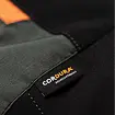 Detail oděvu z odolné látky Cordura s viditelnou štítkem značky.