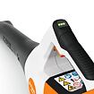 Rukojeť a kontrolní panel akumulátorového zahradního vysavače STIHL s ukazatelem stavu baterie a bezpečnostními piktogramy.