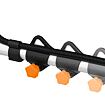 Nastavitelná opěrka s oranžovou rukojetí na hliníkové tyči zahradního nářadí značky Stihl.