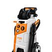 Vysokotlaký čistič STIHL RE 150 PLUS s kolečky, hadicí navinutou na horní cívce a držákem na sada trysek a rukojeť pro snadnou manipulaci.
