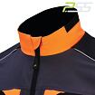 Vysoký límec pracovní bundy se zapínáním na zip, kombinace oranžové a tmavé látky s reflexními prvky.