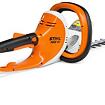 Elektrický plotostřih STIHL HSE 61 s dlouhým dvojitým ostřím a ergonomickou rukojetí s přívodním kabelem.