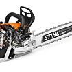 Motorová pila STIHL s částečným průřezem, který odhaluje vnitřní mechanické součásti a konstrukci motoru.